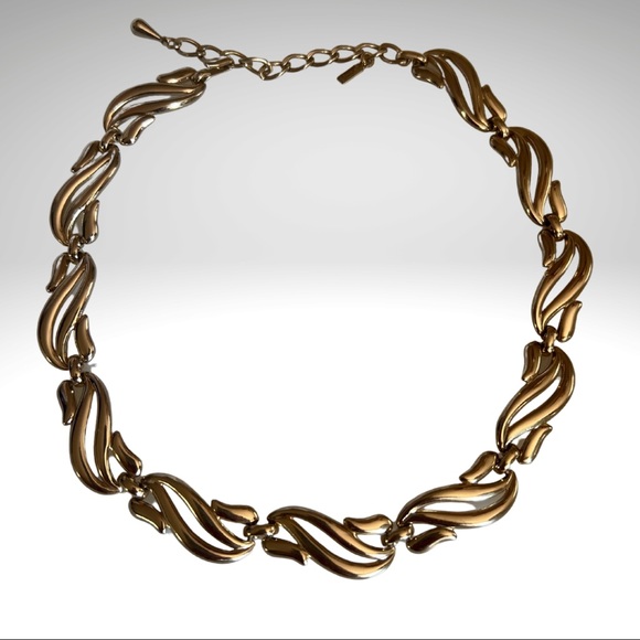 Monet Whirlaire Necklace Chunky Gold Tone with Whirled Links - Picture 2 of 10